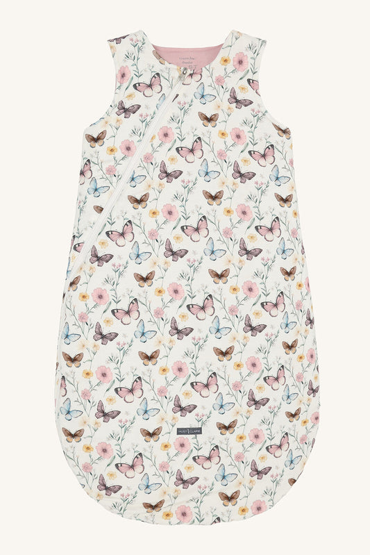 Vorderseite des Hust & Claire Bambus Schlafsacks mit Schmetterlingsmuster bei Bärechind in Winterthur, Zürich, Schweiz.