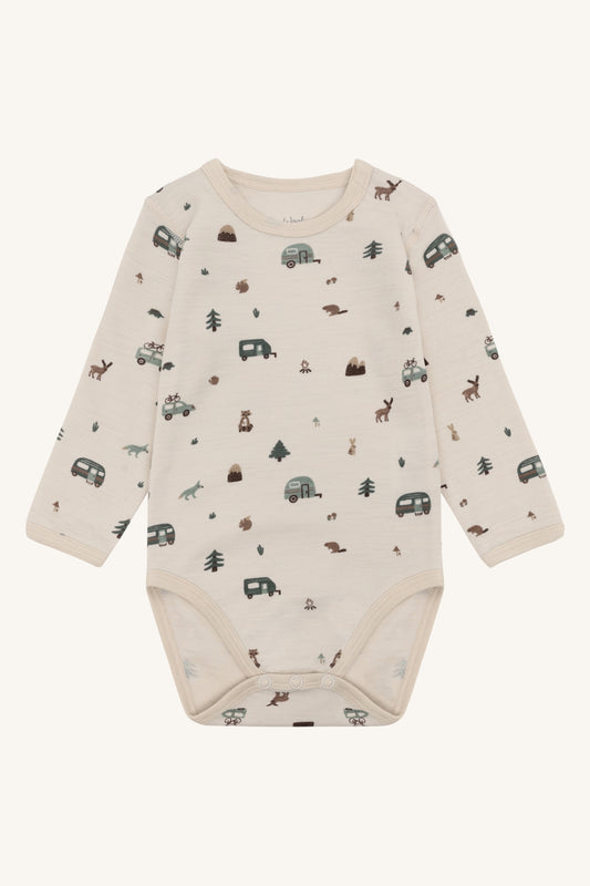 Bo Merino Langarmbody von Hust & Claire mit Campingprint in French Oak, Vorderansicht