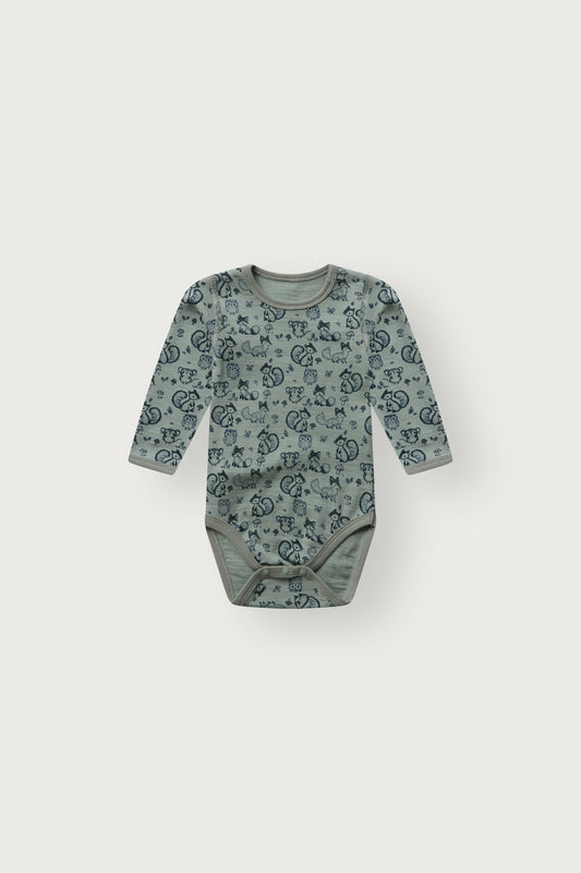 Bo Merino Langarmbody mit Waldtierprint in Slate Green, Vorderansicht