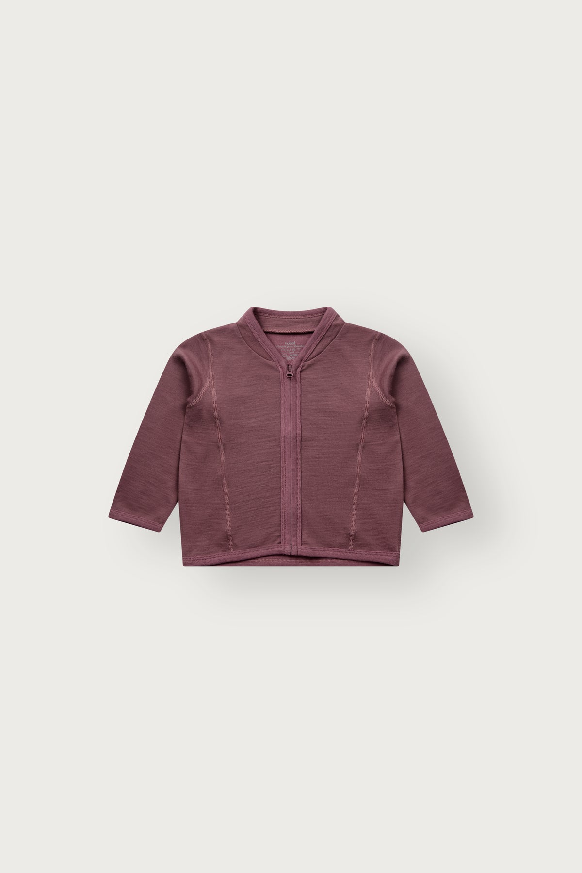 Baby trägt die Camil Wolljacke von Hust & Claire in Old Rose mit offenem Reissverschluss