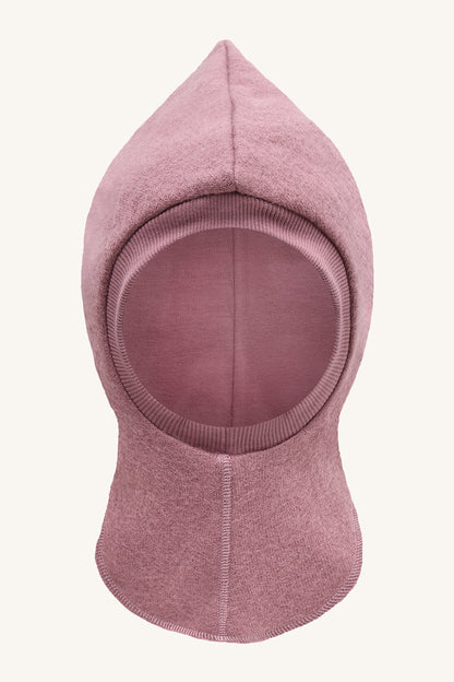 Hust & Claire Feo Wollwalk Schlupfmütze in Pale Mauve, rosa Kindermütze mit Gesichtsöffnung und Halsschutz, Bärechind Winterthur Schweiz.