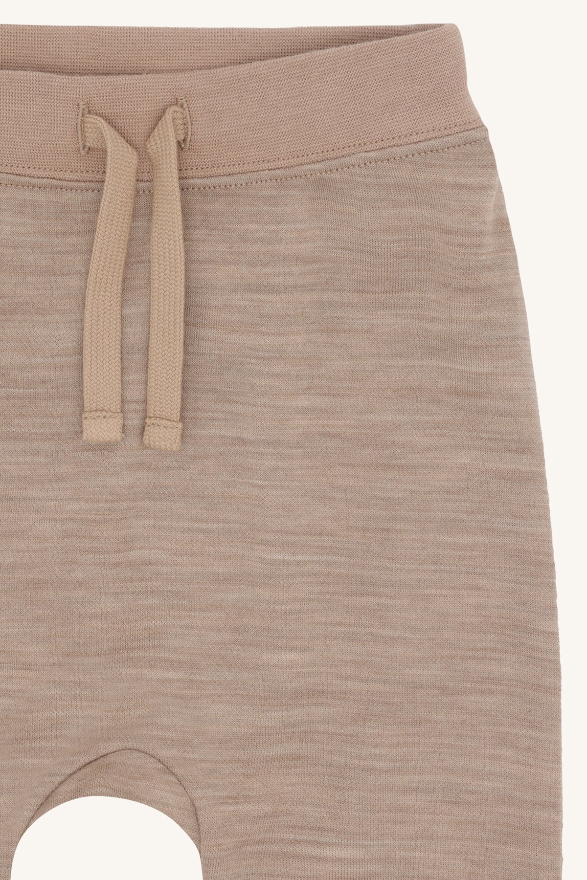 Detailaufnahme des elastischen Bunds der Gaby Baggyhose von Hust & Claire, bei Bärechind
