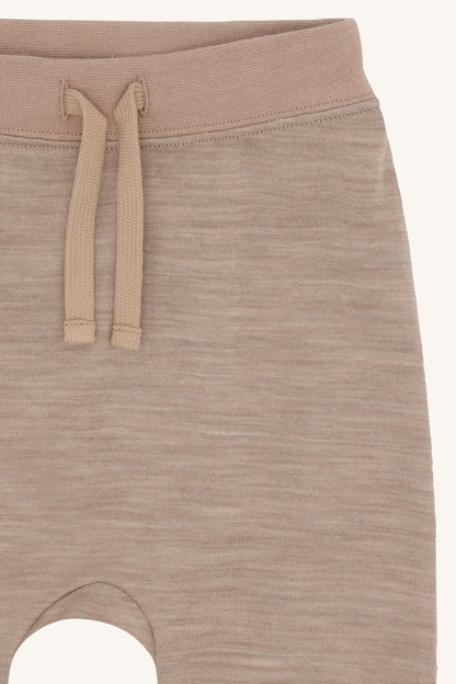 Detailaufnahme des elastischen Bunds der Gaby Baggyhose von Hust & Claire, bei Bärechind