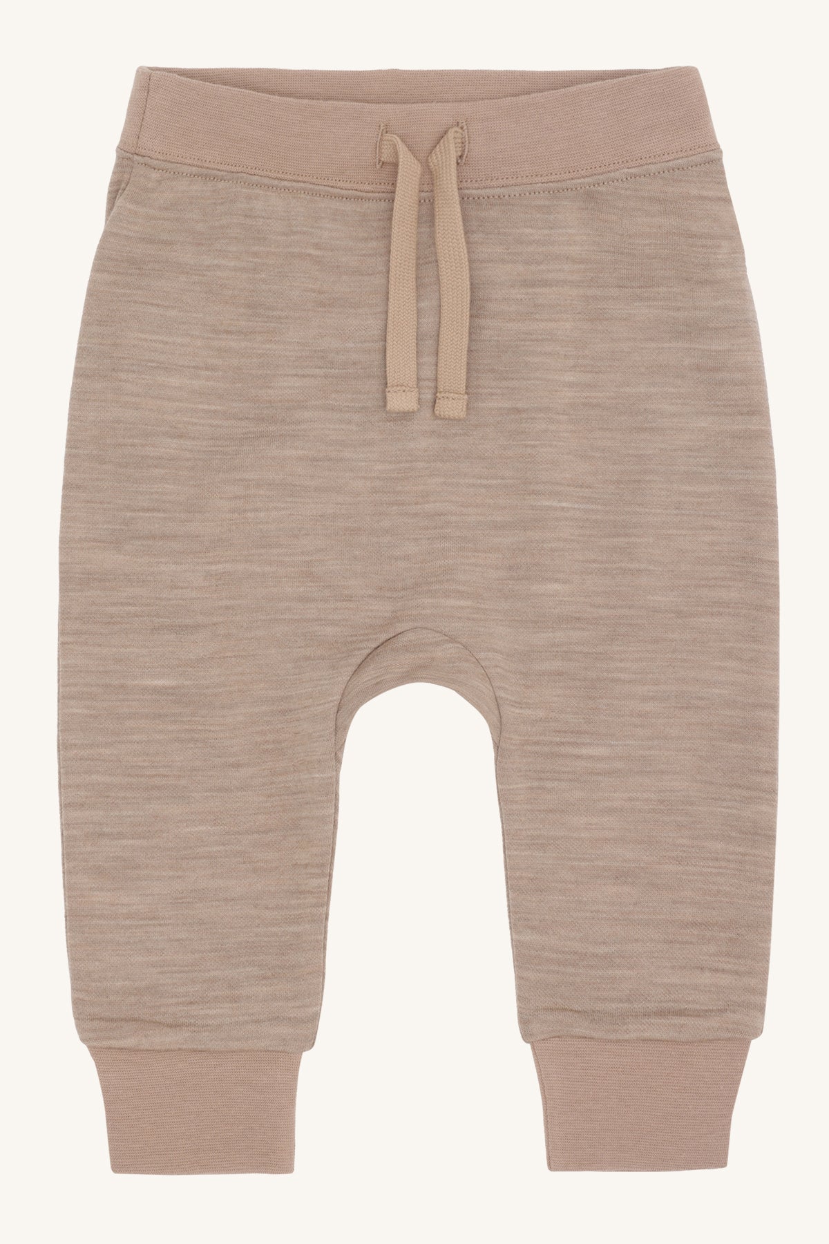 Kind trägt die Gaby Baggyhose von Hust & Claire in Biscuit, Vorderansicht