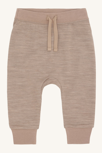 Kind trägt die Gaby Baggyhose von Hust & Claire in Biscuit, Vorderansicht