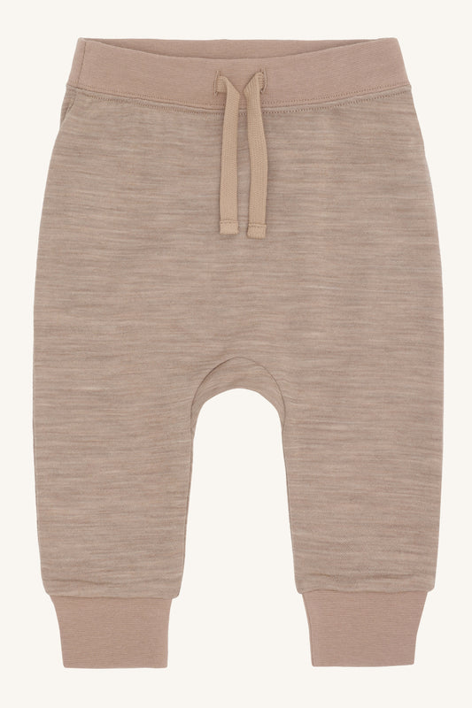 Kind trägt die Gaby Baggyhose von Hust & Claire in Biscuit, Vorderansicht
