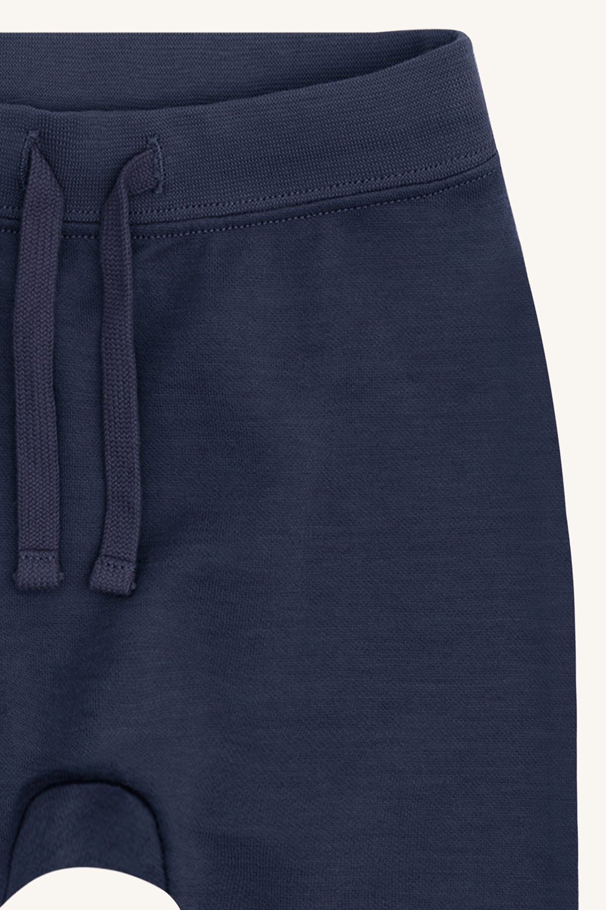 Detailaufnahme der Gaby Hose von Hust & Claire in More Navy, bei Bärechind