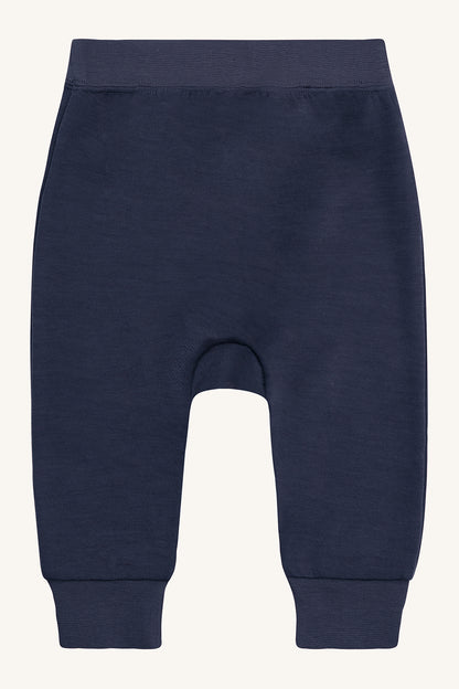 Rückansicht der Gaby Hose in More Navy mit elastischem Bund