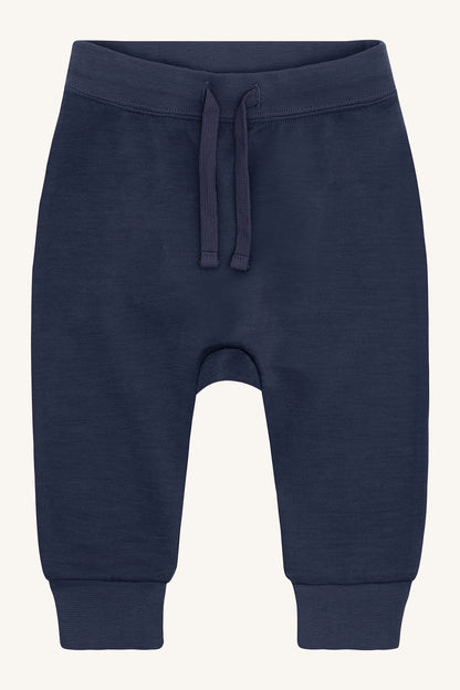 Kind trägt die Gaby Hose von Hust & Claire in More Navy, Vorderansicht