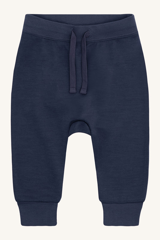 Kind trägt die Gaby Hose von Hust & Claire in More Navy, Vorderansicht