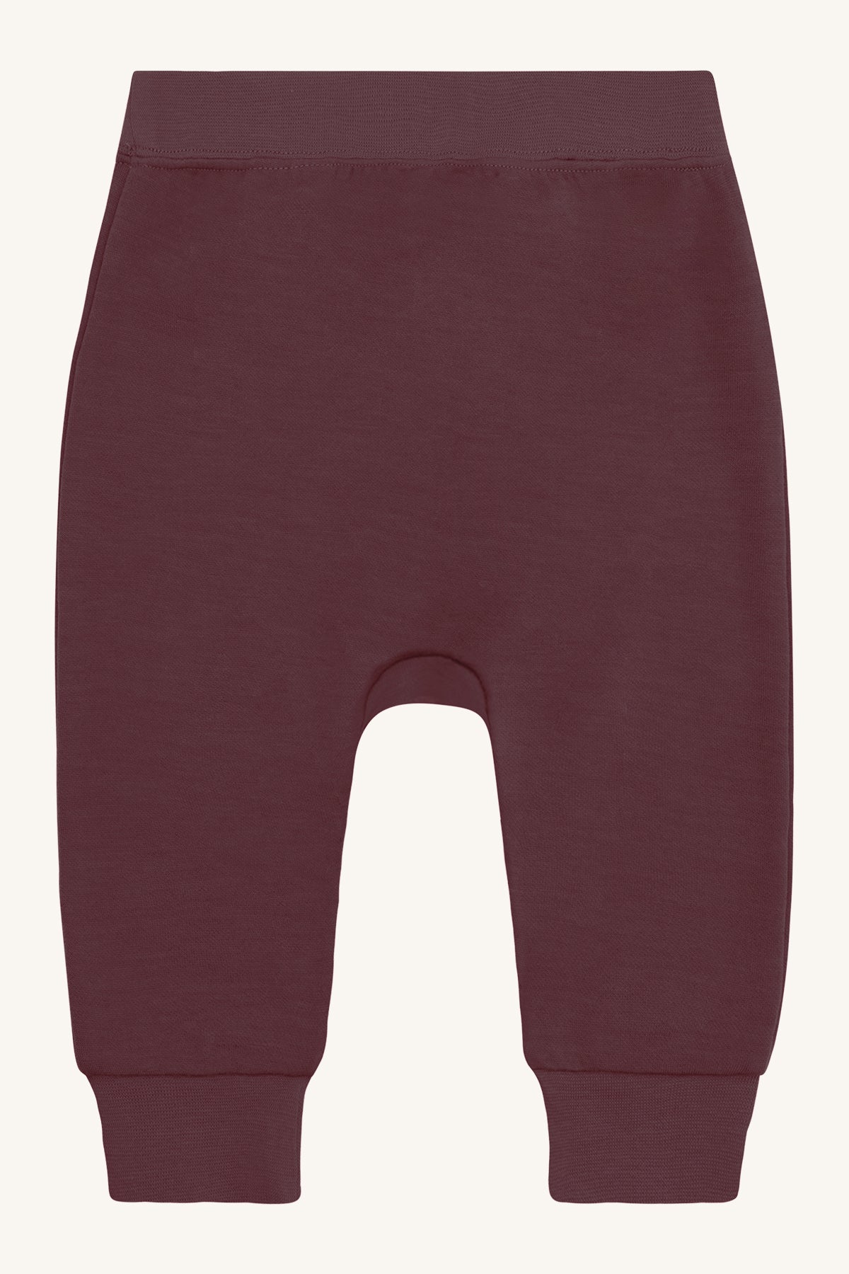 Nahaufnahme des weichen Wolle-Bambus-Materials der Gaby Hose in Plum Wine, bei Bärechind