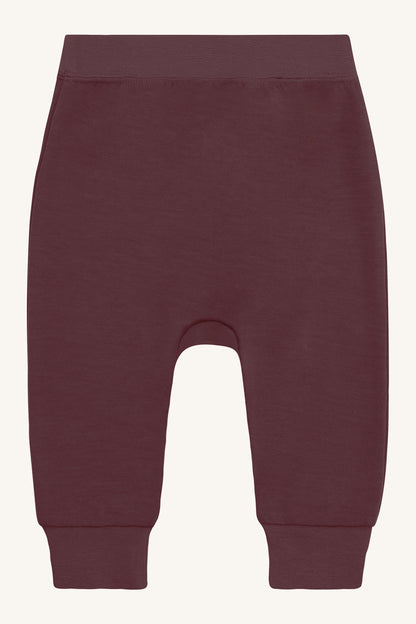 Nahaufnahme des weichen Wolle-Bambus-Materials der Gaby Hose in Plum Wine, bei Bärechind
