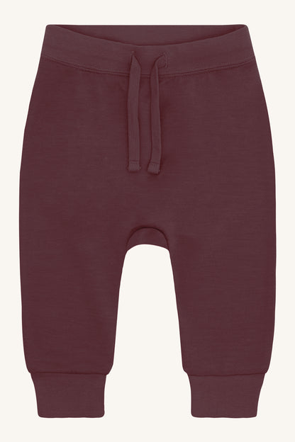 Gaby Hose von Hust & Claire in Plum Wine, Vorderansicht