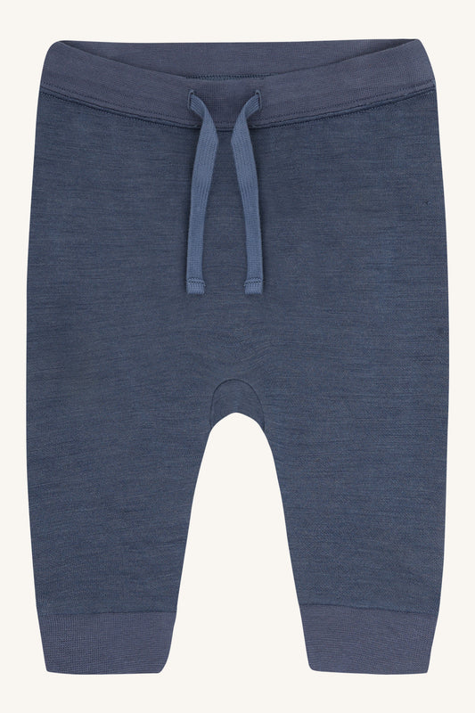 Kind trägt die Gaby Hose von Hust & Claire in Vintage Indigo, Vorderansicht