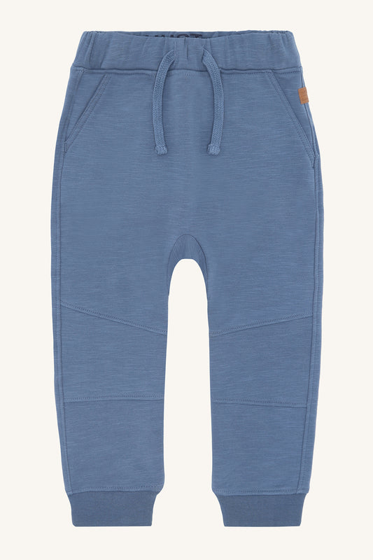 Blaue Kinderhose Georg von Hust&Claire aus weicher Baumwolle, erhältlich im Bärechind Winterthur, Zürich Schweiz.