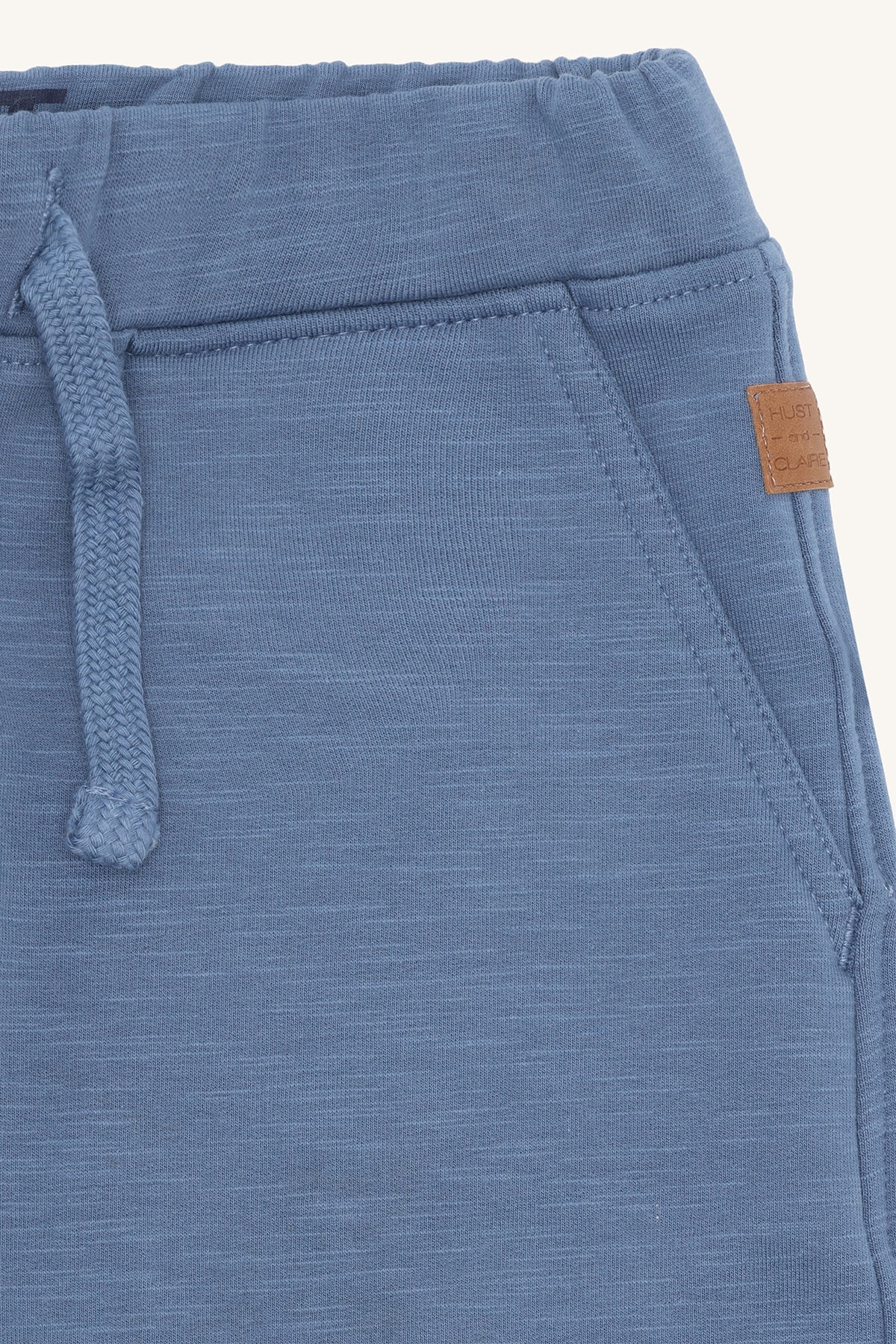 Blaue Kinderhose Georg von Hust&Claire aus weicher Baumwolle, erhältlich im Bärechind Winterthur, Zürich Schweiz.