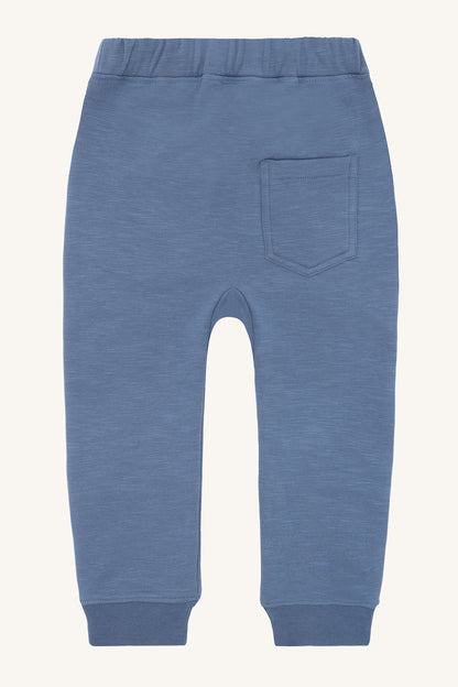 Blaue Kinderhose Georg von Hust&Claire aus weicher Baumwolle, erhältlich im Bärechind Winterthur, Zürich Schweiz.