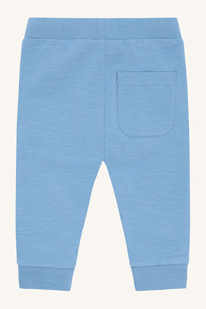 Rückansicht der Hust&Claire Gordon Slub Jersey Kinderhose in Blau, Bio-Baumwolle, Bärechind Winterthur Zürich Schweiz.