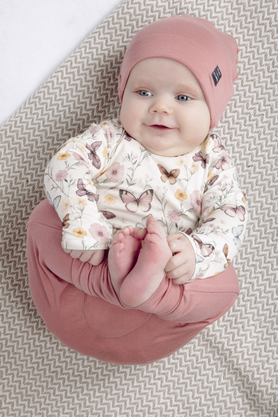 Baby trägt HUST AND CLAIRE Gusti Bambushose old rosie weiche Babyhose aus Bambus Babykleider Winterthur Schweiz