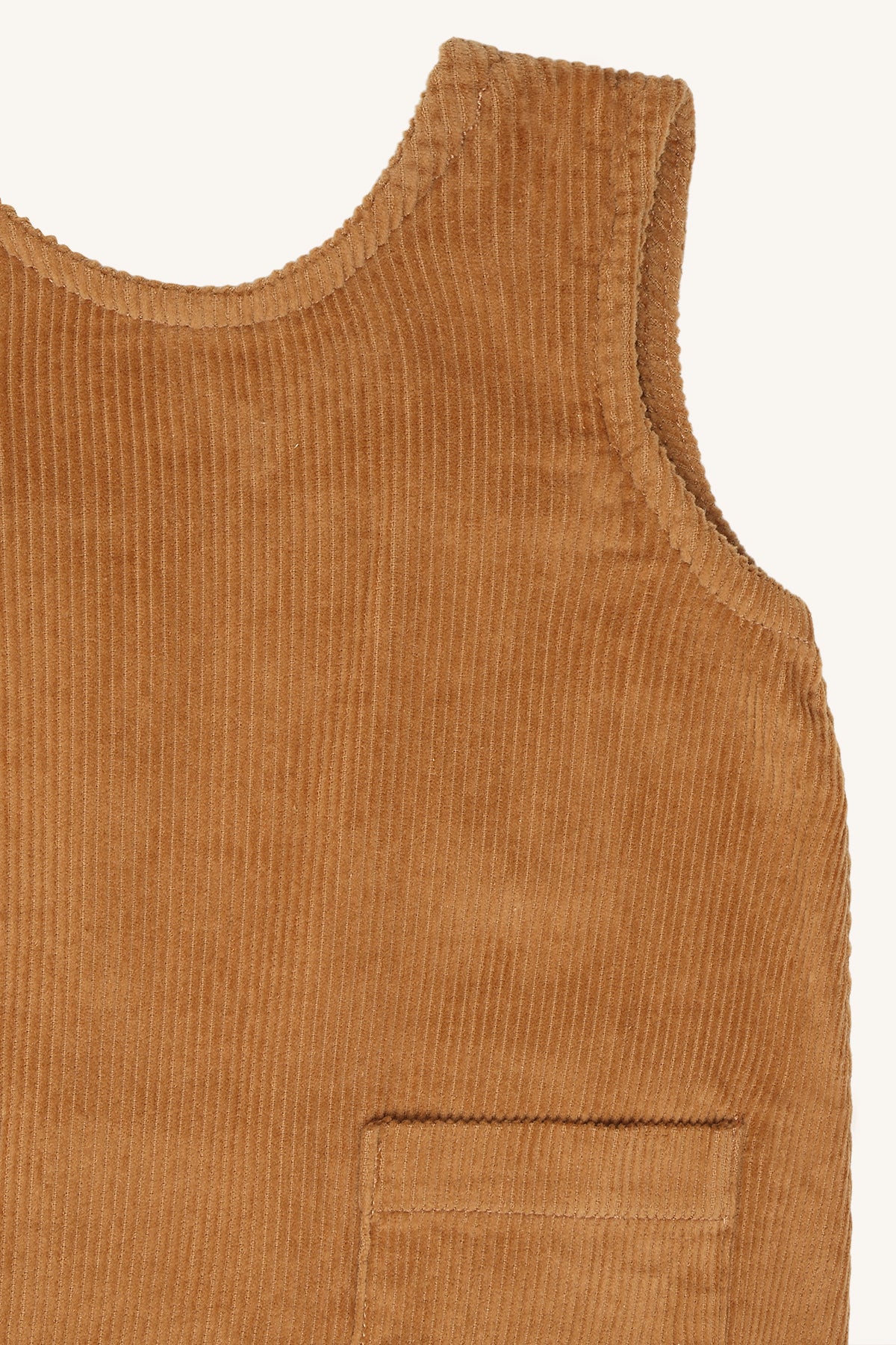 Detail des Hust & Claire Karoline Cordkleids in Chipmunk mit feiner Cordstruktur, aufgesetzter Tasche und ärmellosem Schnitt, Bärechind Winterthur.