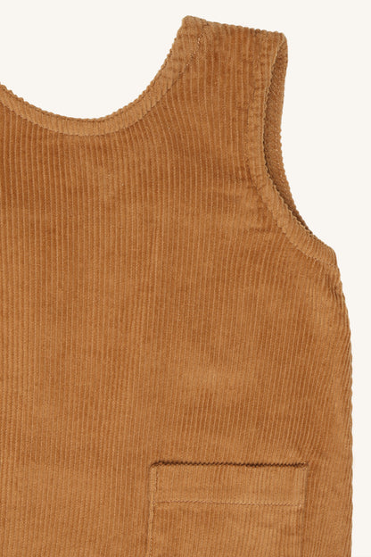 Detail des Hust & Claire Karoline Cordkleids in Chipmunk mit feiner Cordstruktur, aufgesetzter Tasche und ärmellosem Schnitt, Bärechind Winterthur.