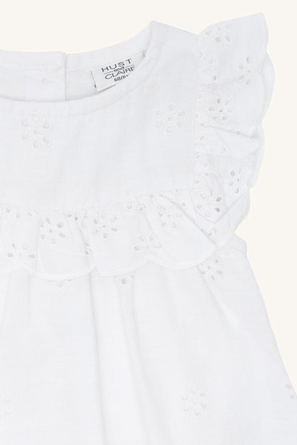 Detailaufnahme der feinen Stickerei und Spitzendetails am Hust&Claire Kristi Kleid, Bärechind Winterthur Zürich Schweiz.