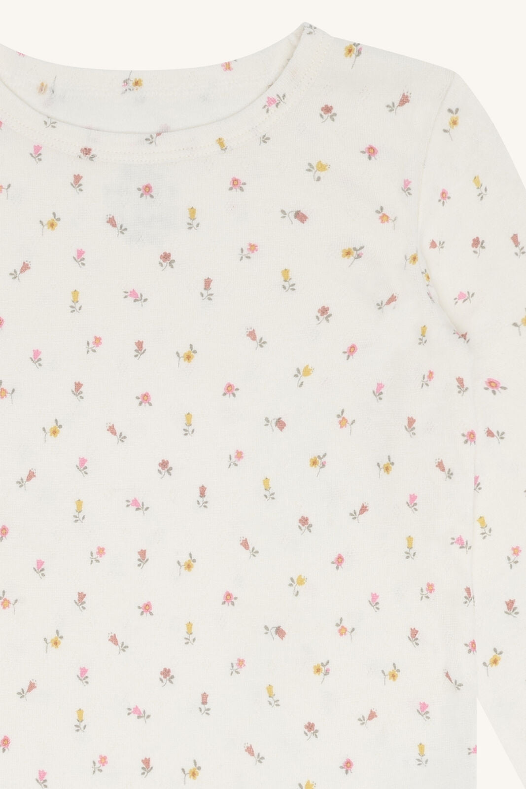 Detailaufnahme Blumen-Allover vom Hust&Claire Baumwoll Langarmshirt – nachhaltige Mode bei Bärechind Winterthur, Zürich, Schweiz
