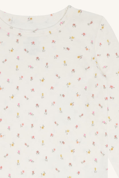 Detailaufnahme Blumen-Allover vom Hust&Claire Baumwoll Langarmshirt – nachhaltige Mode bei Bärechind Winterthur, Zürich, Schweiz