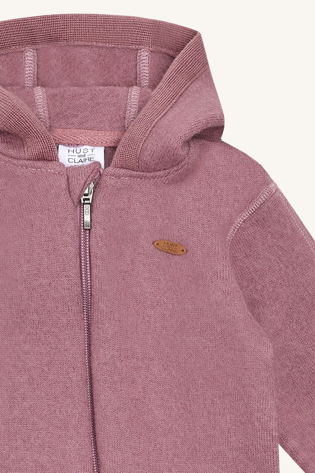 Detailaufnahme des Hust&Claire Wollanzugs Maddy aus Walkwolle mit Reissverschluss, erhältlich im Bärechind Winterthur, Zürich Schweiz
