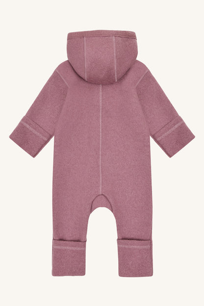 Rückansicht des Hust&Claire Wollanzugs Maddy in Pale Mauve aus Walkwolle, erhältlich im Bärechind Winterthur, Zürich Schweiz