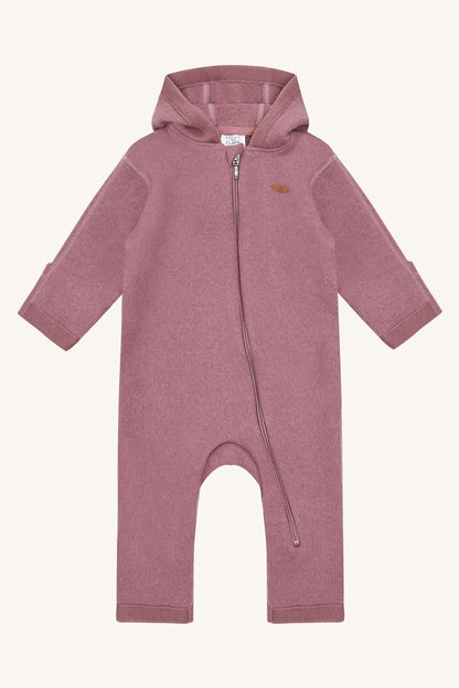 Wollanzug Maddy von Hust&Claire in Pale Mauve aus warmer Walkwolle, Vorderansicht, erhältlich im Bärechind Winterthur, Zürich Schweiz