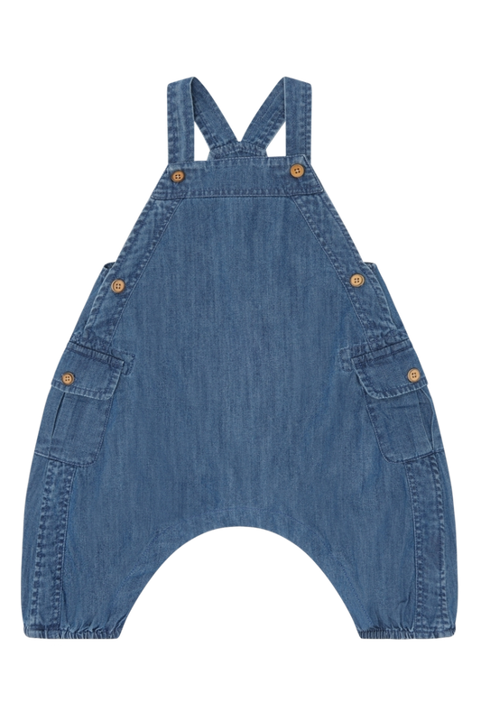 Vorderseite des Hust&Claire Maks Baumwoll-Overalls aus dunkelblauem Denim bei Bärechind in Winterthur, Zürich, Schweiz.