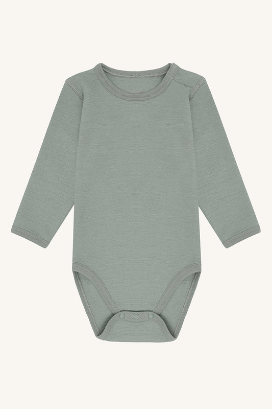 Merino Babybody von Hust & Claire in Slate Green, Vorderansicht