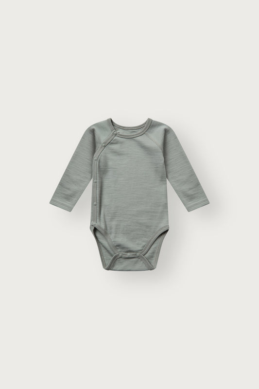 Merino Wickelbody von Hust & Claire in Slate Green, Vorderansicht