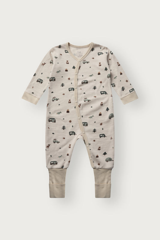Mobi Merino Strampler von Hust & Claire mit Campingprint in French Oak, Vorderansicht