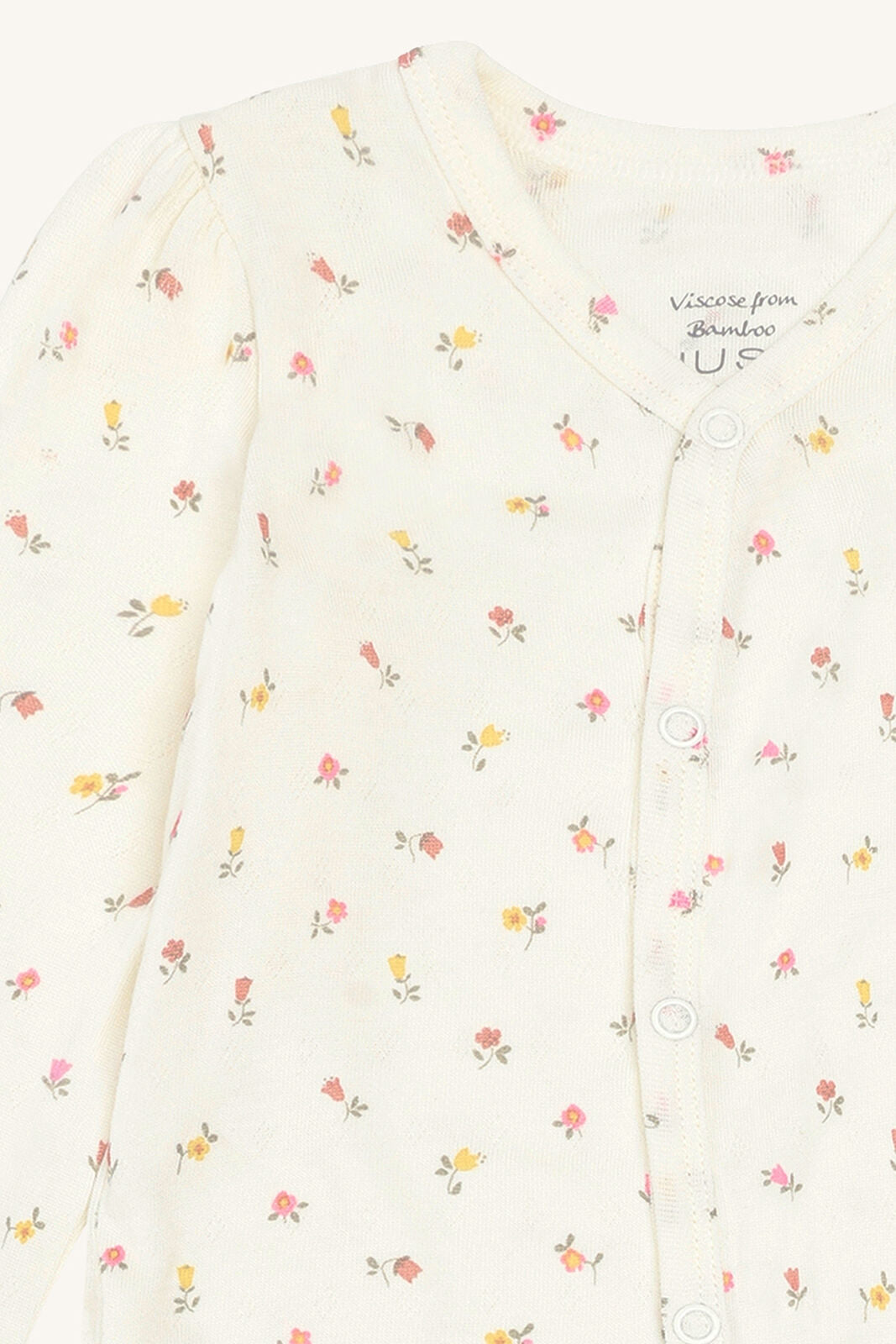 Detailansicht Bambusstoff mit Blumenprint vom Hust&Claire Mulle Schlafanzug, Bärechind Winterthur Zürich Schweiz.