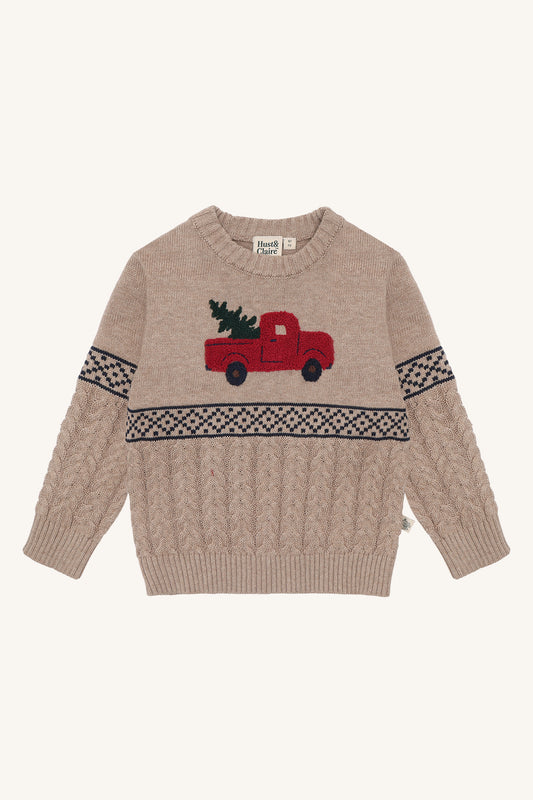 Hust & Claire Pelle Zopfstrickpullover in Biscuit mit rotem Auto und Tannenbaum, Vorderansicht