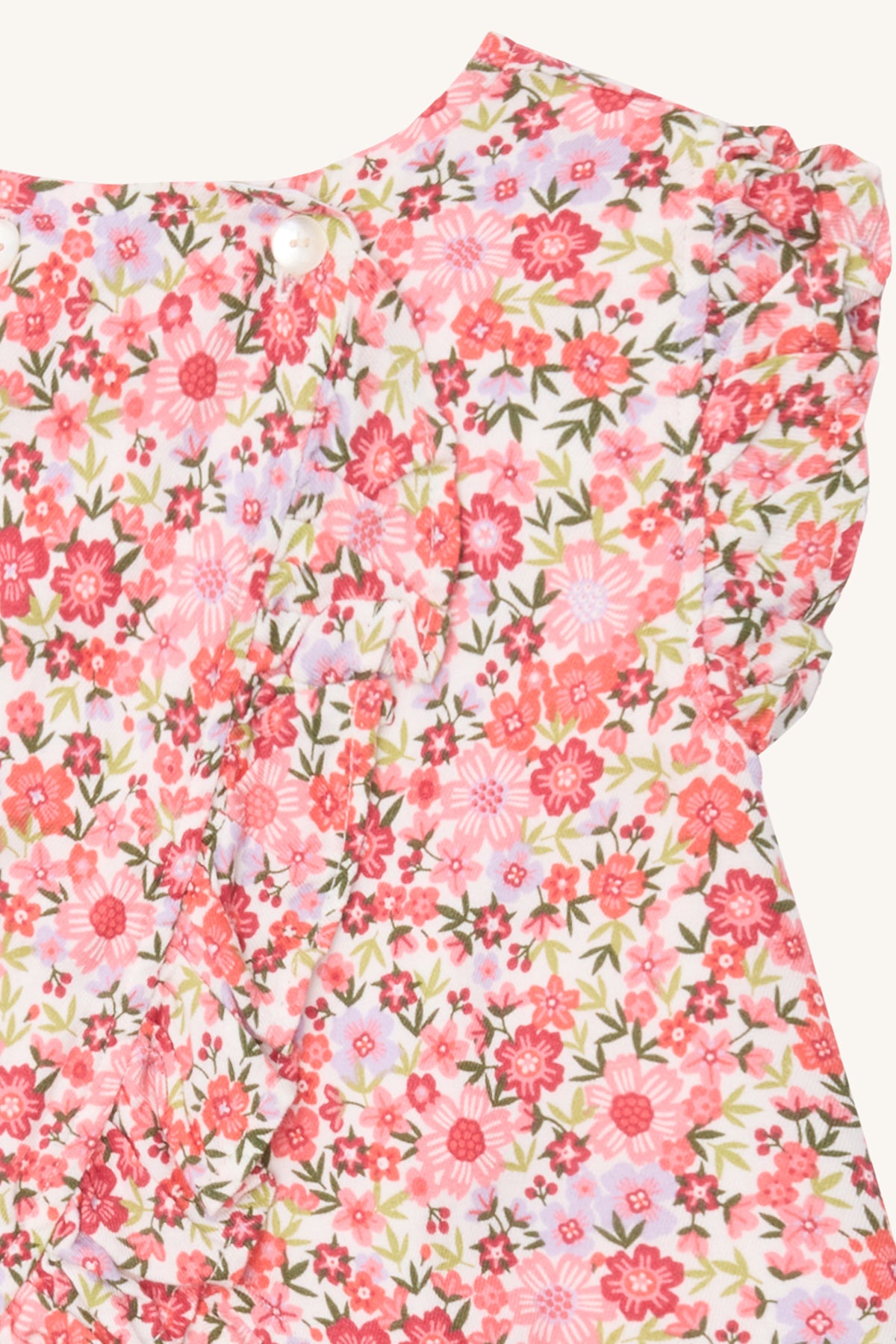 Detailaufnahme der Hust & Claire Roselyn Kinderbluse aus Bio-Baumwolle mit floralem Muster und feinen Rüschendetails.