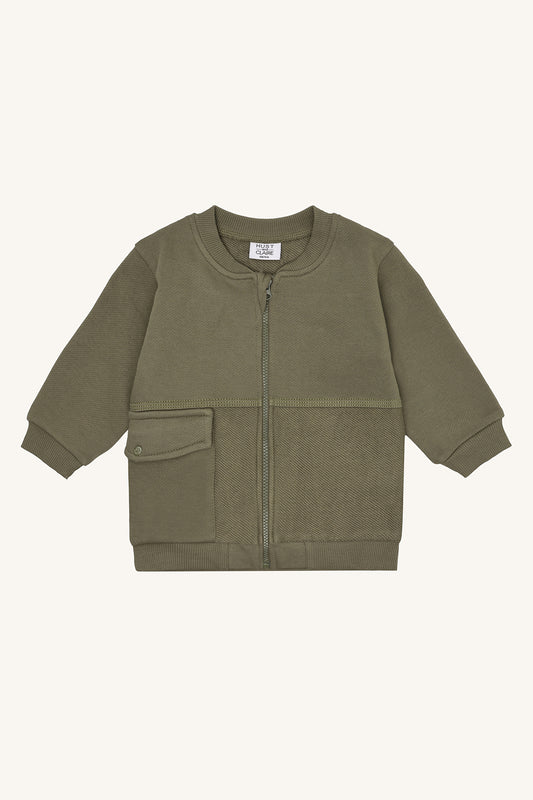 Hust & Claire Sejer Sweatjacke in Olivgrün mit Reissverschluss, Stehkragen und aufgesetzter Tasche, Bärechind Winterthur.