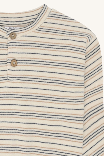 Detailaufnahme des gestreiften Hust & Claire Sigurt Fine Strick Sweatshirts aus Baumwolle, Bärechind Winterthur, Zürich, Schweiz