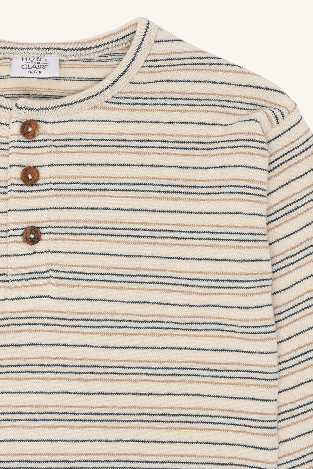 Detailaufnahme des gestreiften Hust & Claire Sune Strick T-Shirts aus Baumwolle, Bärechind Winterthur, Zürich, Schweiz