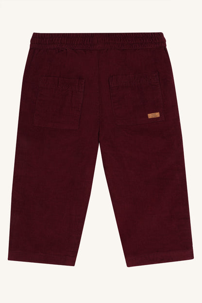 Rückansicht der Trevor Cordhose in Red Chocolate