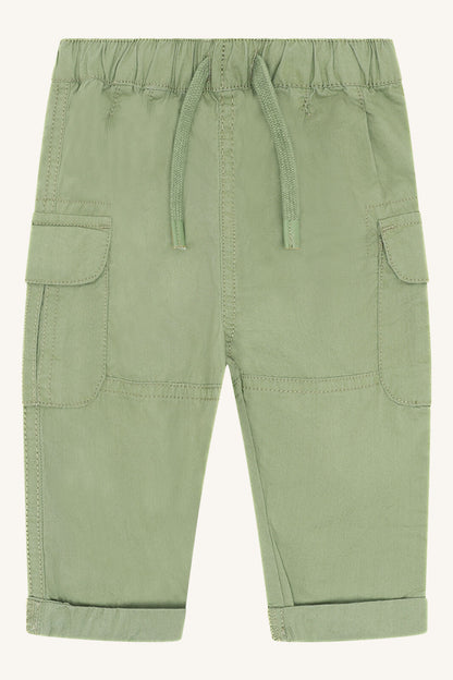 Hust&Claire Tue Cargo Hose Light Green vorne, leichte Baumwollhose bei Bärechind Winterthur Zürich Schweiz.