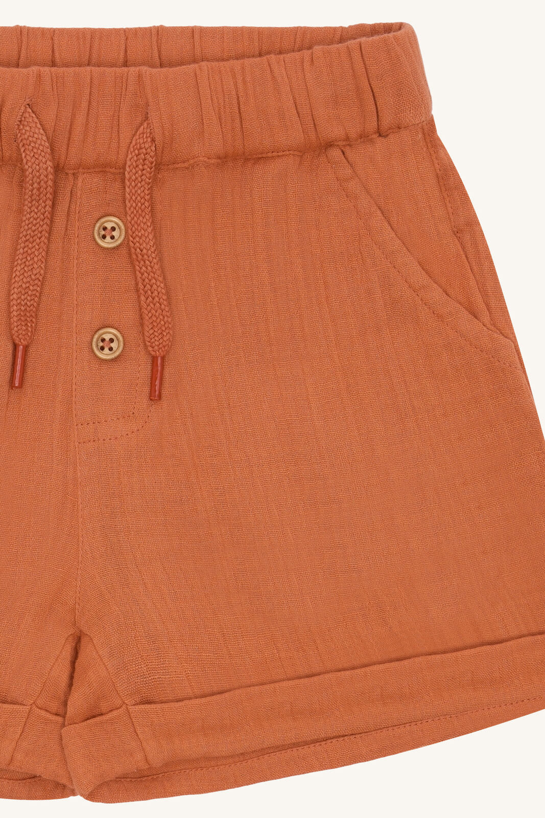 Detailansicht des Musselinstoffs und Bunds der Hust&Claire Haggi Shorts aus Baumwolle, Bärechind Winterthur, Zürich, Schweiz.