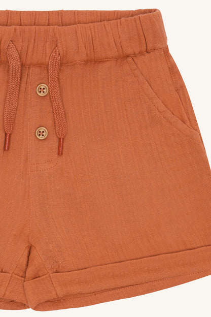 Detailansicht des Musselinstoffs und Bunds der Hust&Claire Haggi Shorts aus Baumwolle, Bärechind Winterthur, Zürich, Schweiz.
