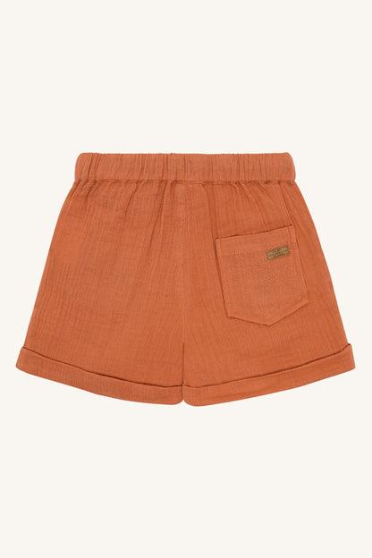 Rückansicht der Hust&Claire Haggi Musselin Shorts – nachhaltige Kindermode im Bärechind Winterthur, Zürich, Schweiz.