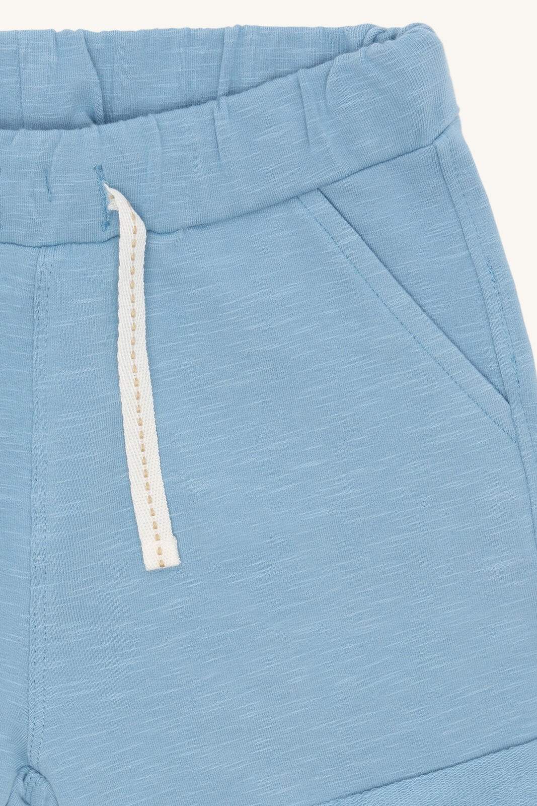 Detailansicht des verstellbaren Bunds der Hust&Claire Haggi Slub Shorts aus Bio-Baumwolle, Bärechind Winterthur, Zürich, Schweiz.