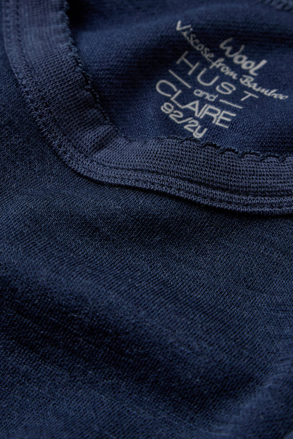 Nahaufnahme des Ausschnitts mit Wellensaum, Hust&Claire Abba Langarmshirt in Blau
