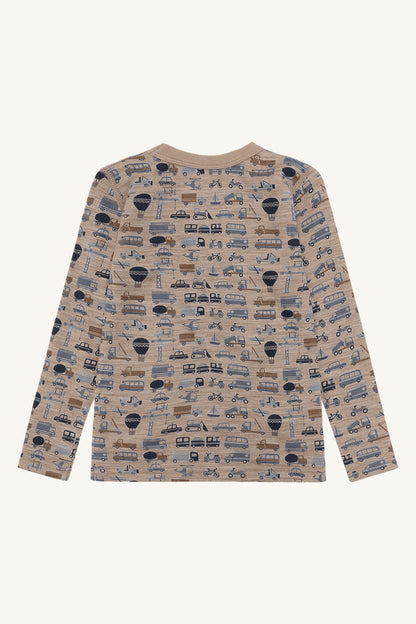 Rückansicht des Hust&Claire Langarmshirts mit buntem Fahrzeugdruck in Biscuit
