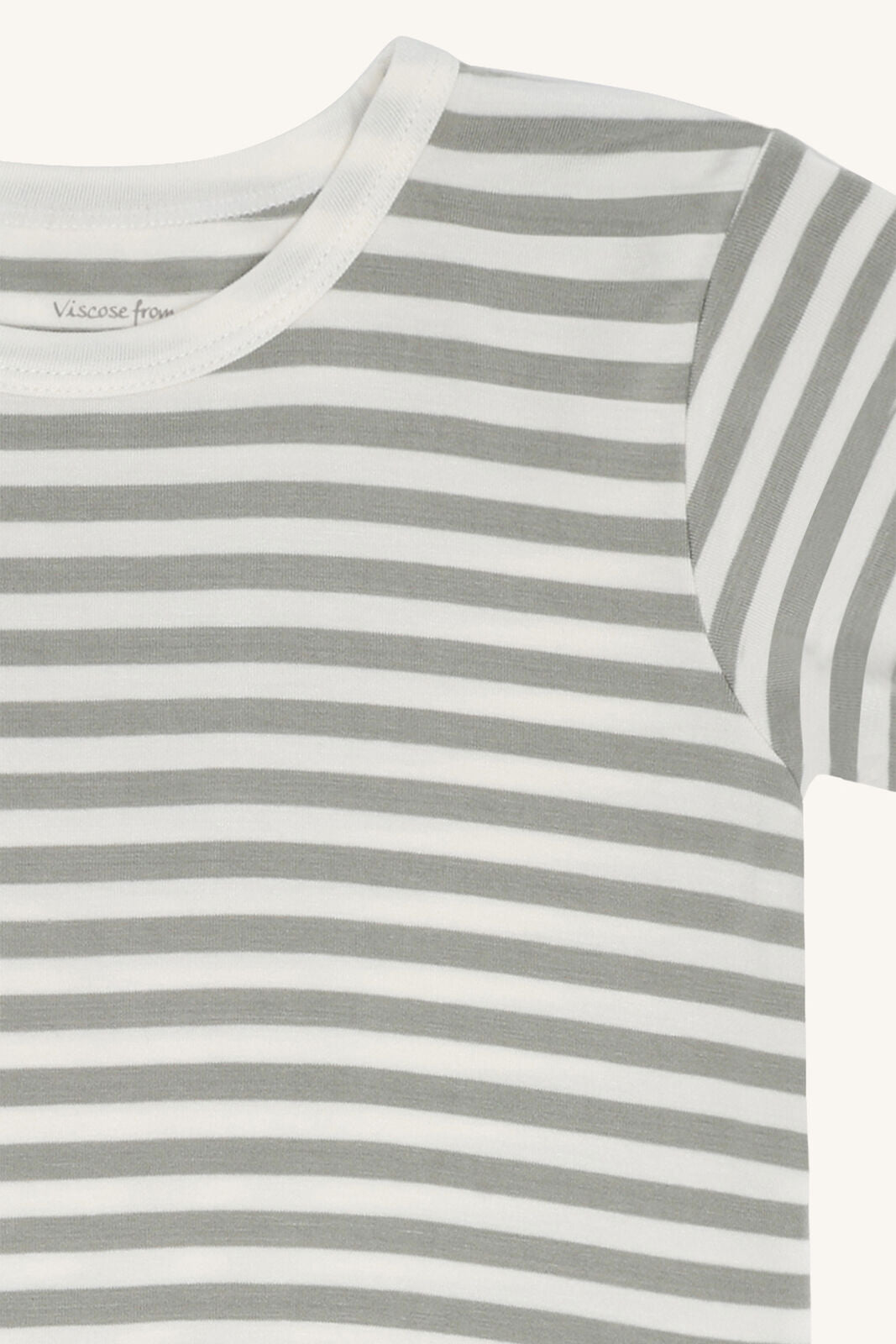 Detailansicht der Streifen auf dem mintgrünen Bambus T-Shirt Austin von Hust&Claire, Bärechind Winterthur, Zürich, Schweiz.